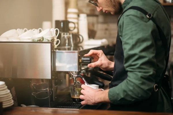 Mann kocht Kaffee mit Kaffeemaschine — Stockfoto