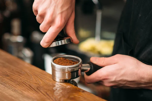 Мужские руки, делающие кофе — стоковое фото
