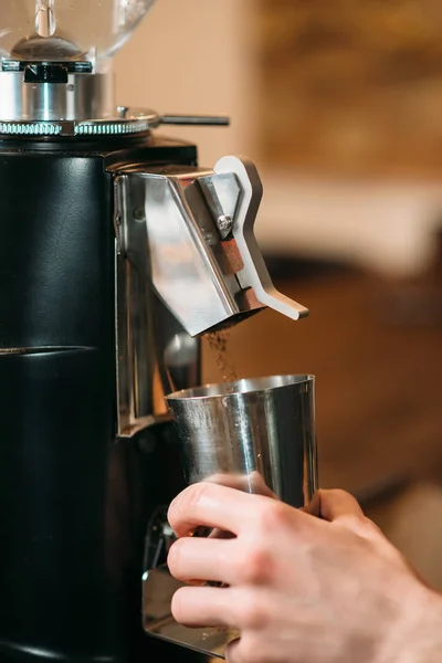 Macinino da caffè riempie bevanda in una tazza — Foto Stock