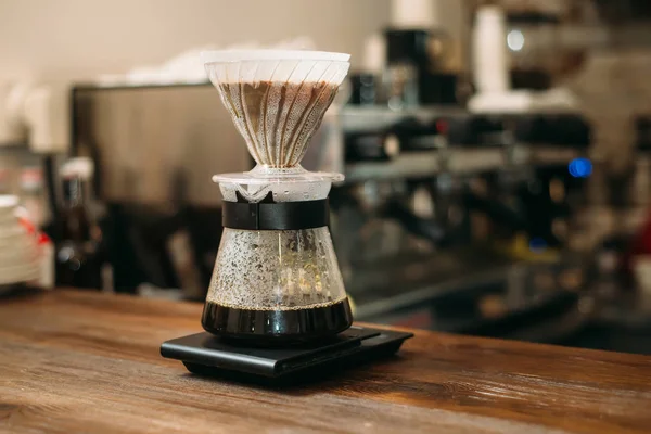 Cocinar café en una olla de vidrio — Foto de Stock