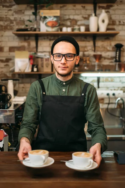 Barista sostiene tazas de café —  Fotos de Stock