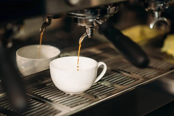 Vorbereitung des Getränks in der Kaffeemaschine — Stockfoto