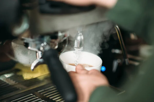 Homme faisant du café avec machine à café — Photo