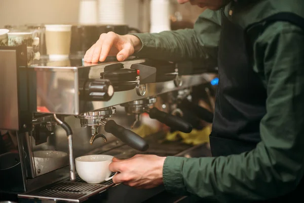 Hombre haciendo café con máquina de café — Foto de Stock