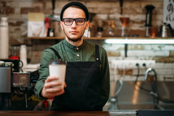 Barman estende copo de plástico — Fotografia de Stock