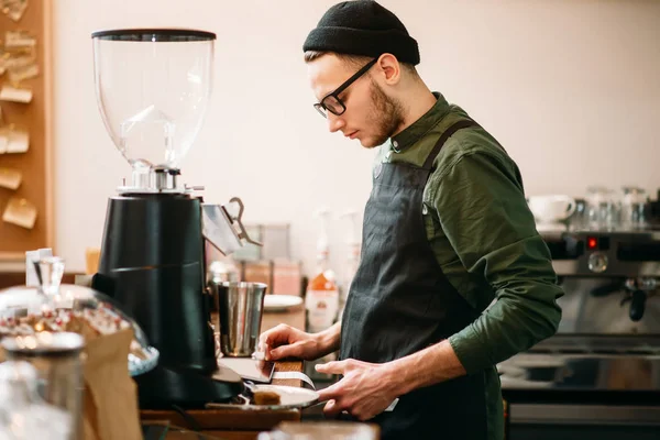 カフェのバーテンダーの作るチェック — ストック写真