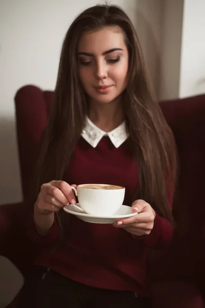 Portrait of young beautiful woman — Stock Photo, Image