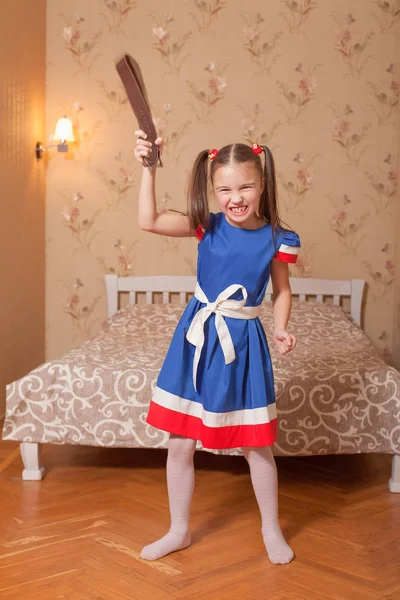 Сердита маленька дівчинка тримає пояс — стокове фото