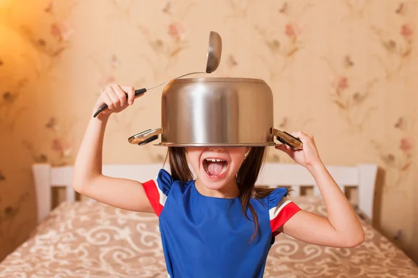 Menina brincando com panela na cabeça — Fotografia de Stock