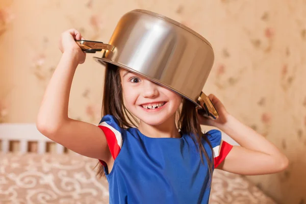 Meisje gek rond met pan op hoofd — Stockfoto