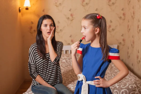 Niña haciendo las paces y sorprendida madre — Foto de Stock