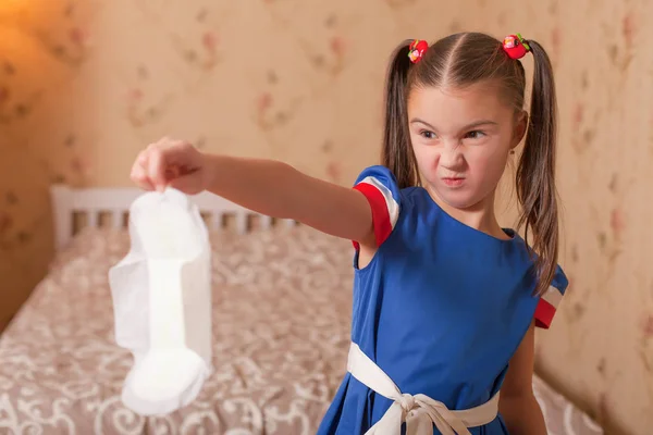 Маленька дівчинка тримає менструальну подушку — стокове фото