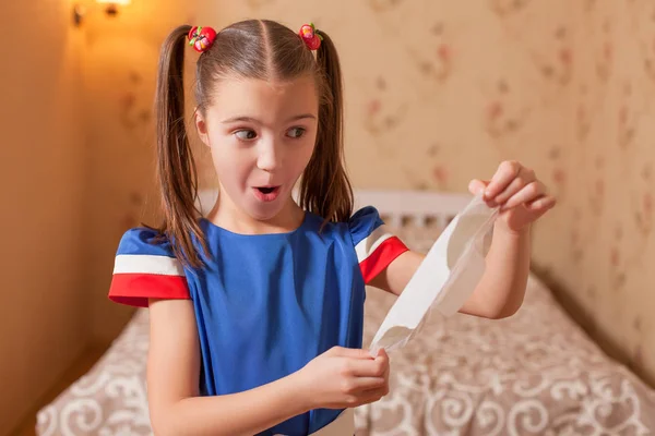 Niña sosteniendo almohadilla menstrual — Foto de Stock