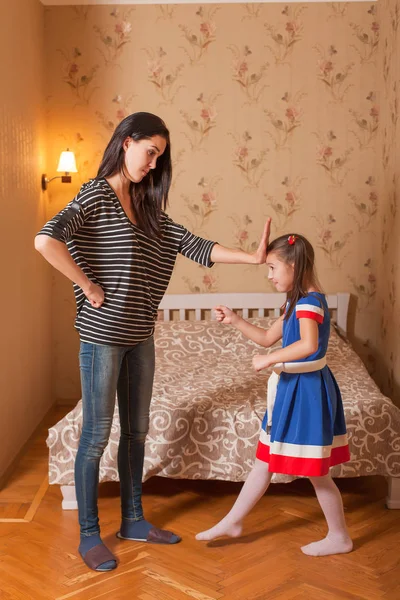 Joven madre tratando de detener la risa — Foto de Stock