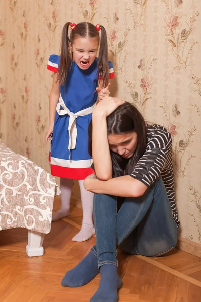 Angry little girl yellng at mother — Stock Photo, Image