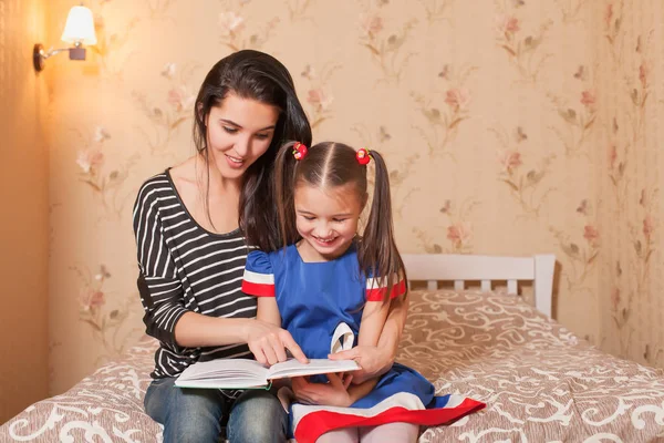 Mãe e filha leitura livro — Fotografia de Stock