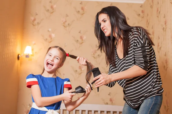 Madre y niña peleando por el zapato — Foto de Stock