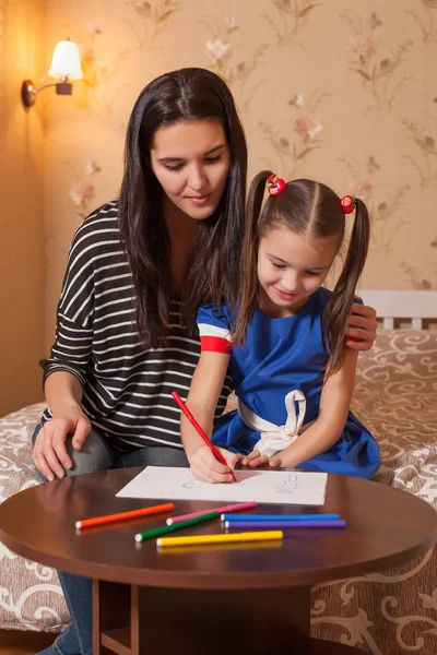 描画する少女を教える母 — ストック写真