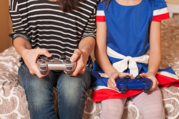 Mother and daughter playing game console — Stock Photo, Image