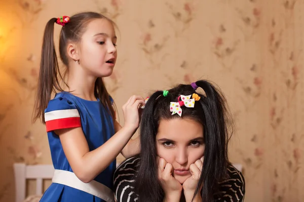 Menina jogando cabeleireiro com a mãe — Fotografia de Stock