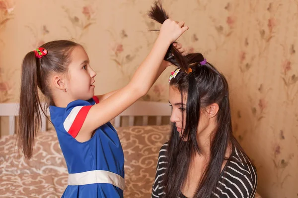 Menina jogando cabeleireiro com a mãe — Fotografia de Stock