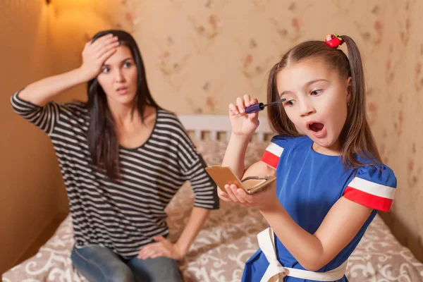 Niña haciendo las paces y sorprendida madre —  Fotos de Stock