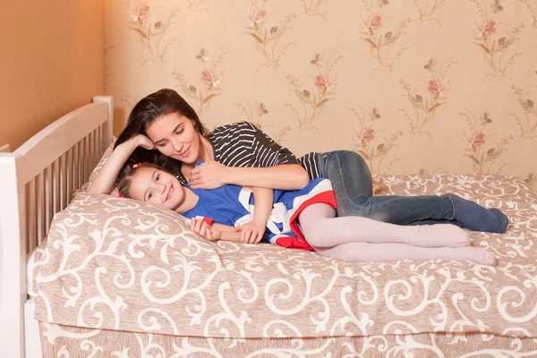Anya és kis lánya, ágyban fekve — Stock Fotó