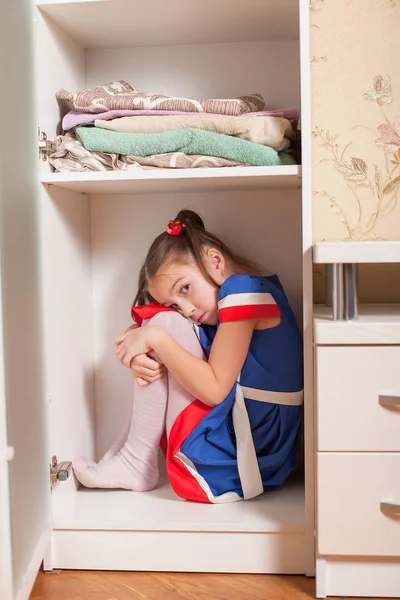 Carino bambina seduta in armadio — Foto Stock