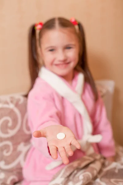 Menina mostrando mão com tablet — Fotografia de Stock