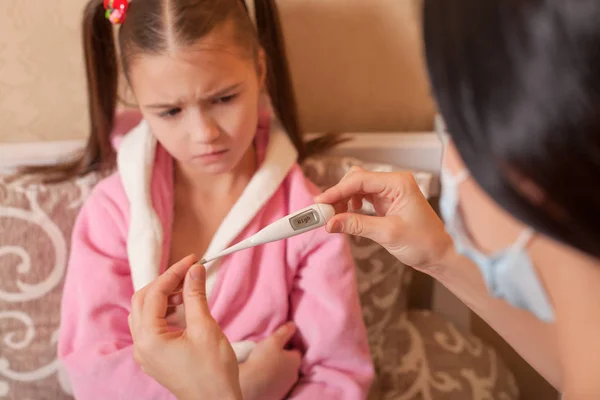 Kinderarzt schaut auf Thermometer — Stockfoto