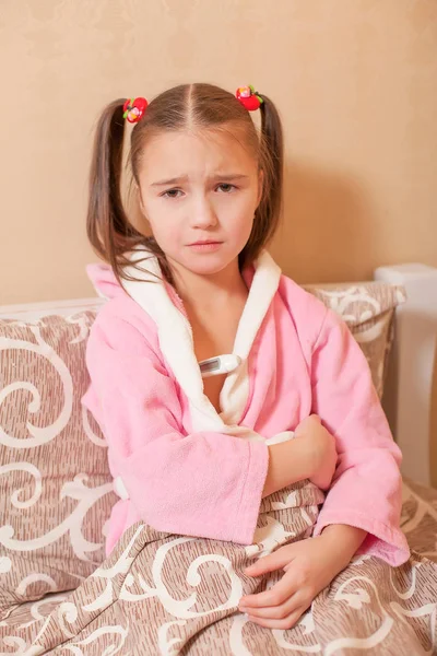 Niña midiendo la temperatura —  Fotos de Stock