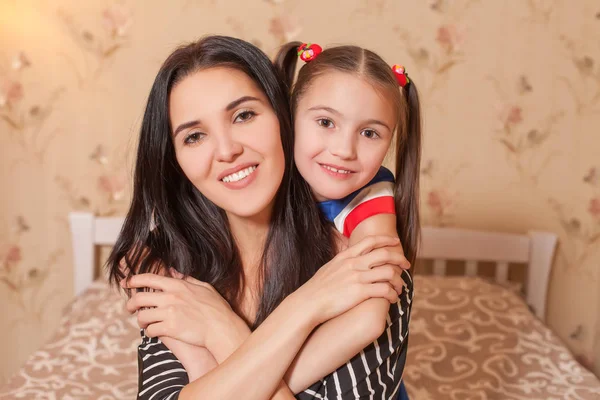 Sorridente mãe com feliz filhinha — Fotografia de Stock