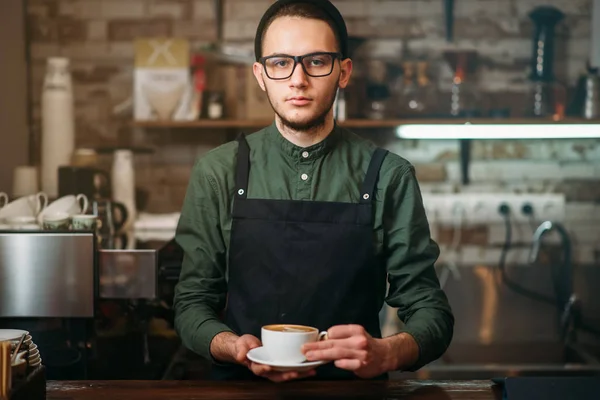 Barista tiene una taza de café —  Fotos de Stock