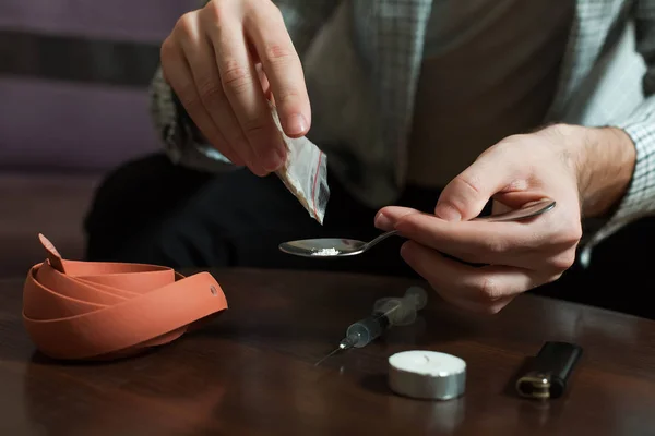 Hombre dependiente preparando una dosis de heroína —  Fotos de Stock