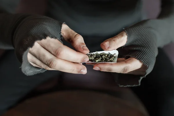 Viciado mãos fazendo maconha jamb — Fotografia de Stock