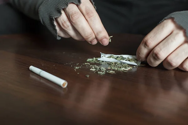 Verslaafde handen maken van marihuana deurframe — Stockfoto