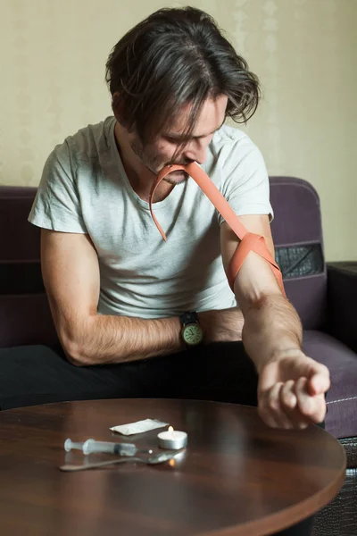 Narcotic addict makes injection himself — Stock Photo, Image