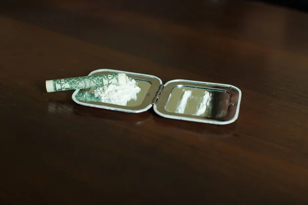 Dosen av kokain på spegel — Stockfoto