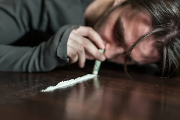 Addict in depressie ruikt cocaïne — Stockfoto