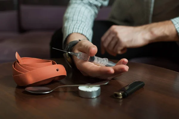 Addict preparing a dose of heroin — Stock Photo, Image