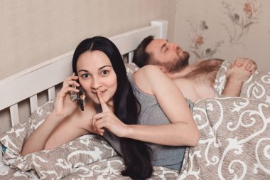 kadın gizlice cep telefonuyla söz