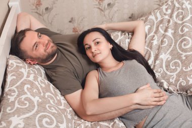 genç bir çift yatakta