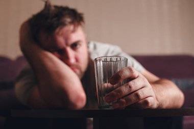 alkol bağımlısı adam