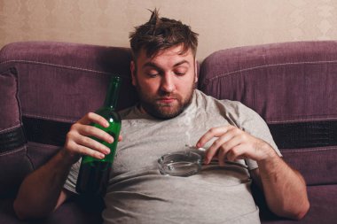 alkol bağımlısı adam