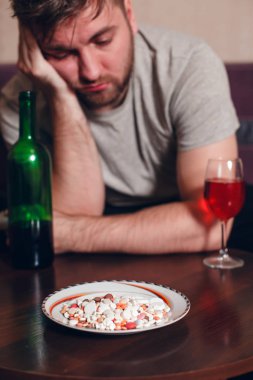 alkol bağımlısı adam