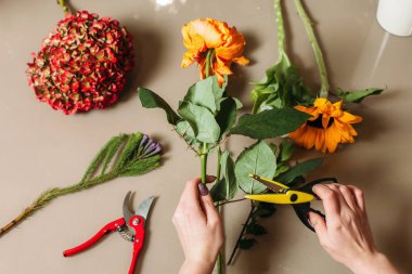 kadın çiçekçi kesme çiçek sapı 