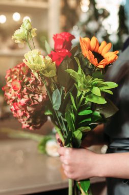 Kadın Çiçekçi Çiçek ile çalışma  