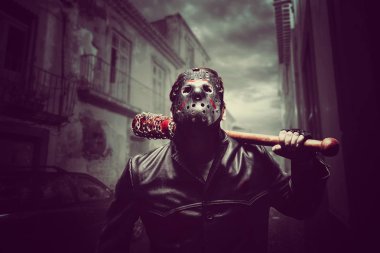 Sopası ile metal maskeli psikopat