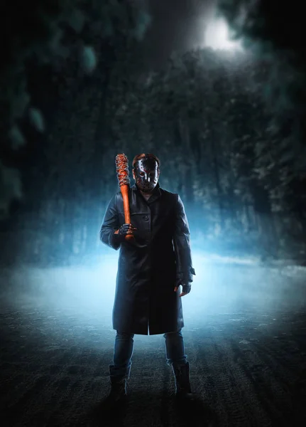 Maniaco sangriento en máscara de hockey con murciélago —  Fotos de Stock