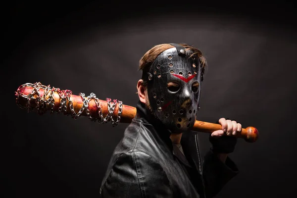 Blodig maniac i hockeymask med bat — Stockfoto